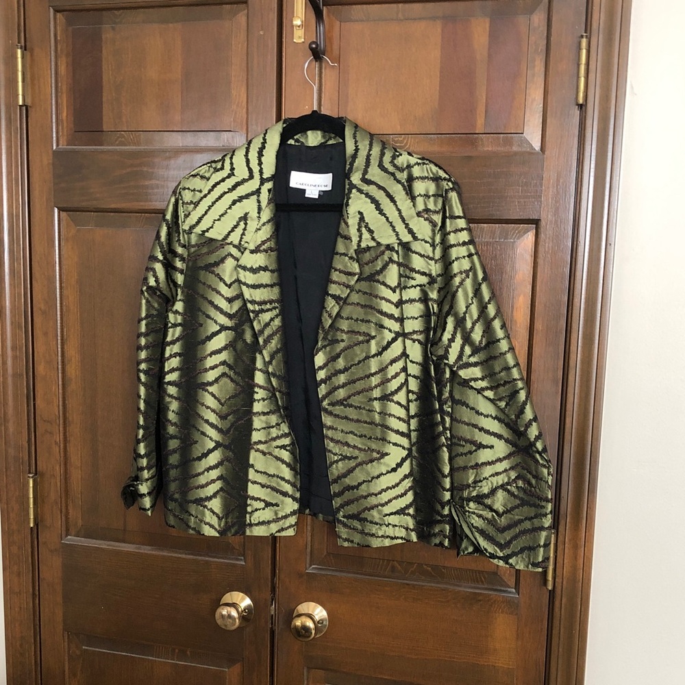 Elegant Green and Black Patterned Blazer
